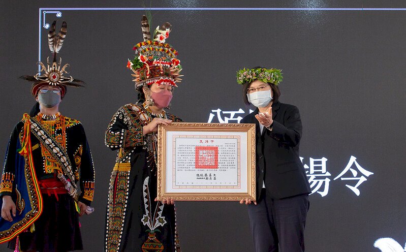 頒贈褒揚令 蔡總統向已故高正治醫師說masalu