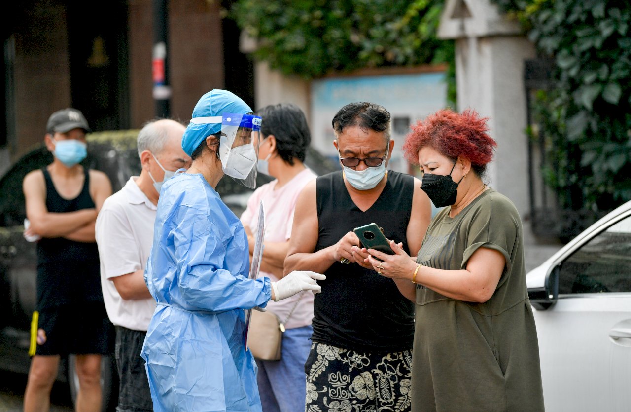 中國當局硬清零嚴封控掀民怨  各地頻傳警民衝突