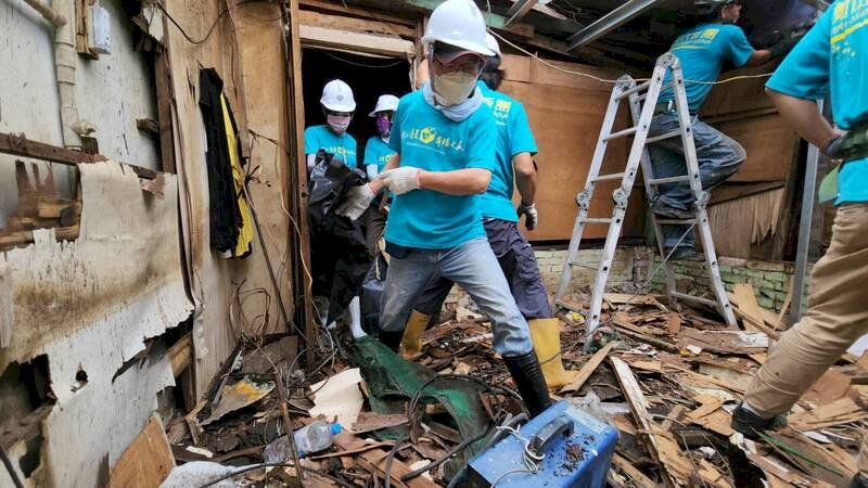 遮風避雨！一家4口擠破屋 30多人助修繕