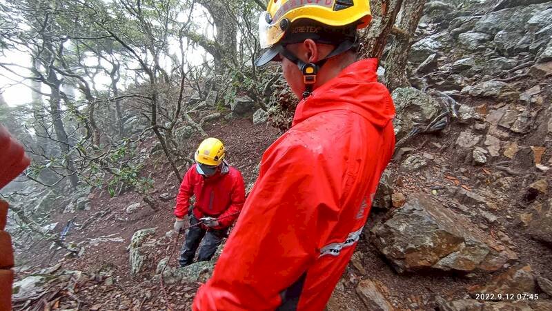 法官攀登池有山迷途  警消尋獲登山杖