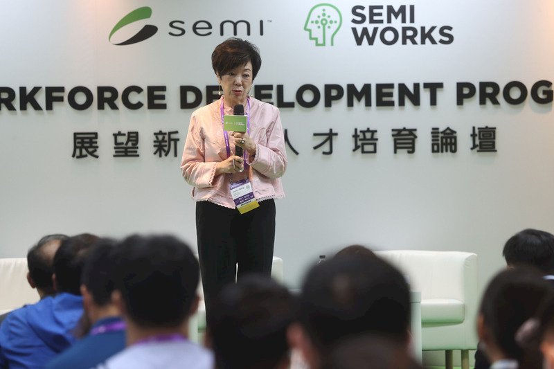 勉偏鄉孩童 張淑芬：入半導體業不一定要學問好