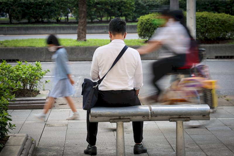 通膨吃掉薪水不是最慘 調查：6成4上班族去年被變相減薪