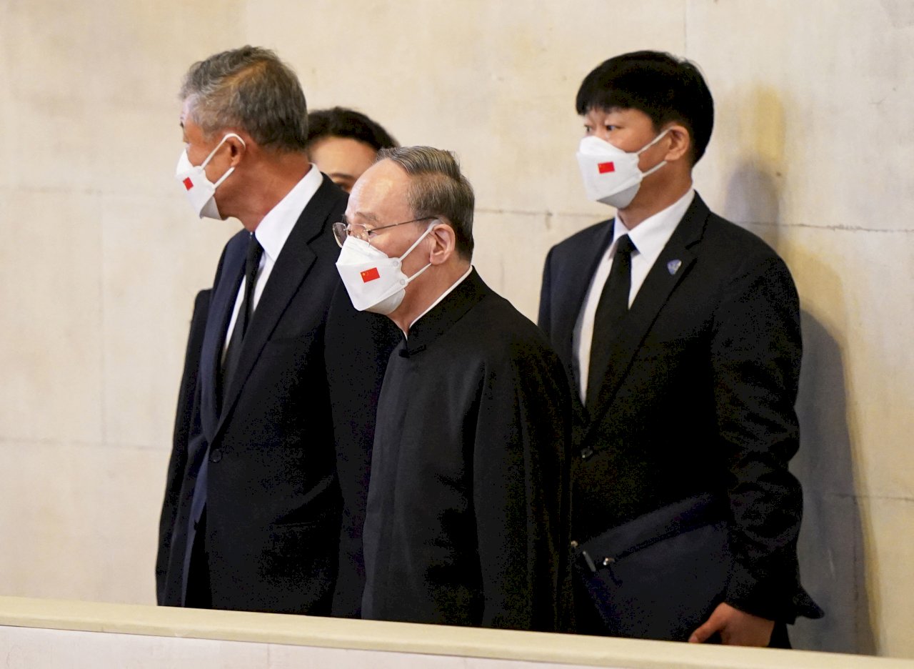 美媒：英方大轉變 准許中代表團瞻仰女王靈柩