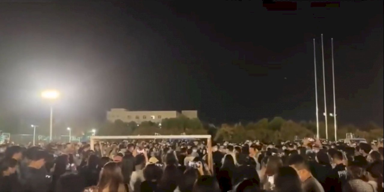 鄭州大學生聚集高喊「解封」 傳有學校讓步