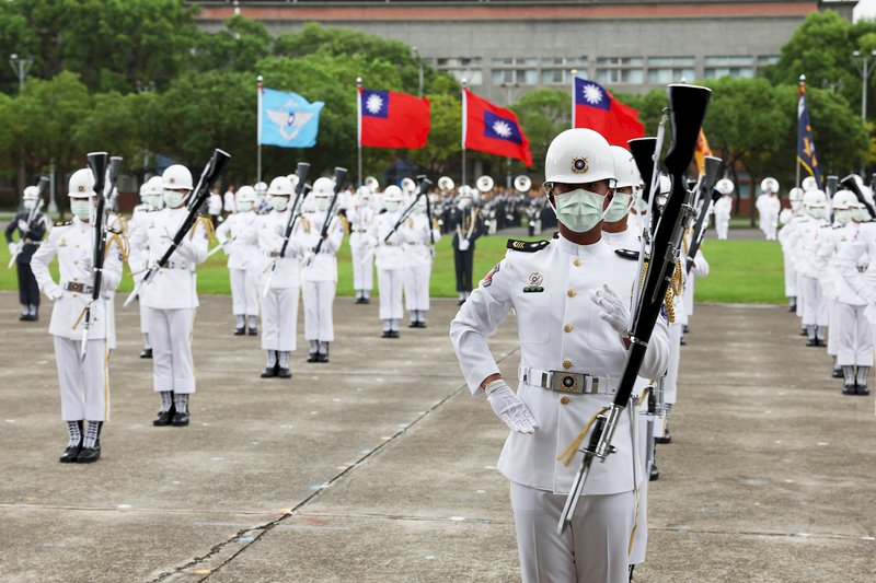 三軍樂儀隊國慶預演 &nbsp;靜默槍法左手轉槍難度高(影音)