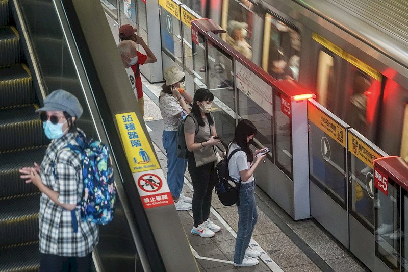 北捷新店線緊急停車  約600人受影響換乘