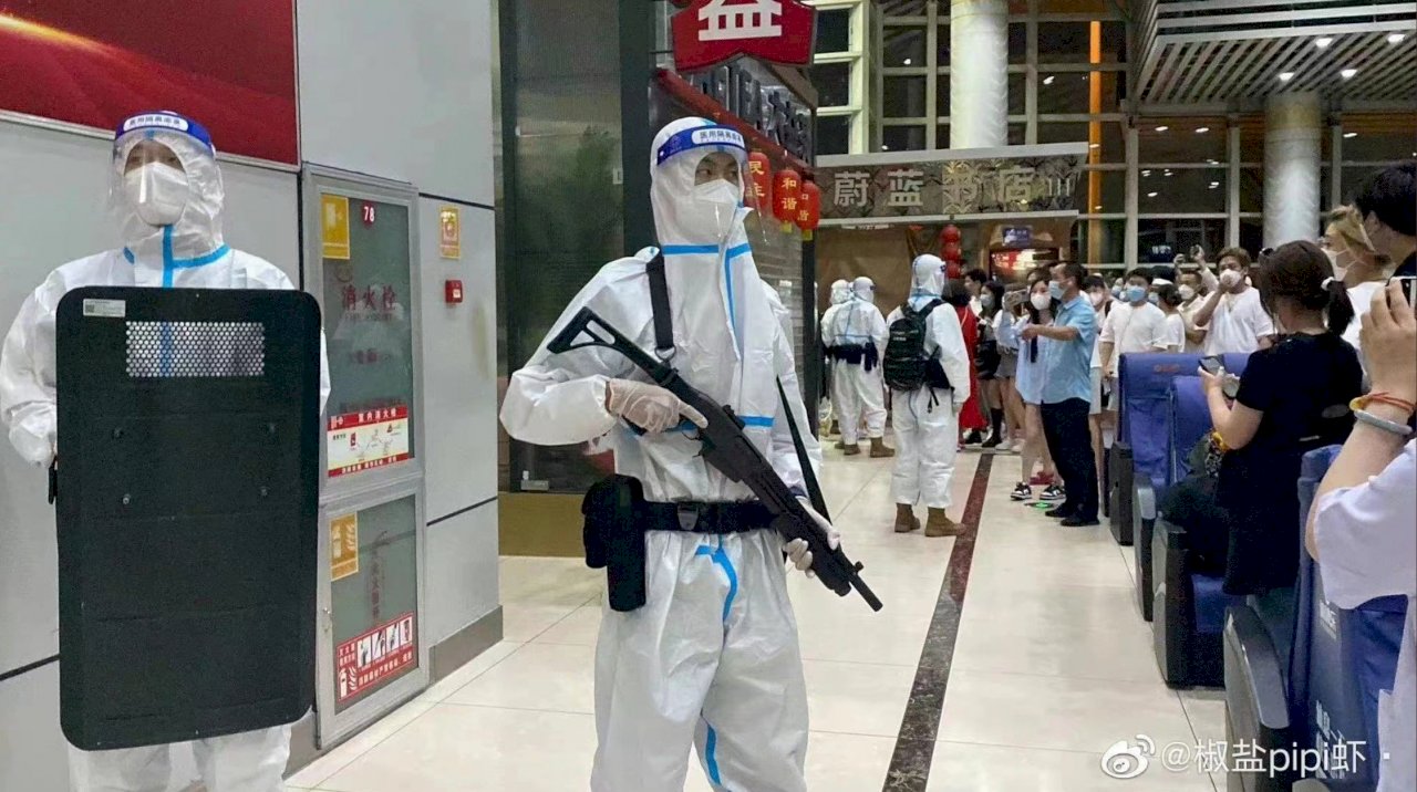 20大前嚴堵疫情 西雙版納機場警民對峙