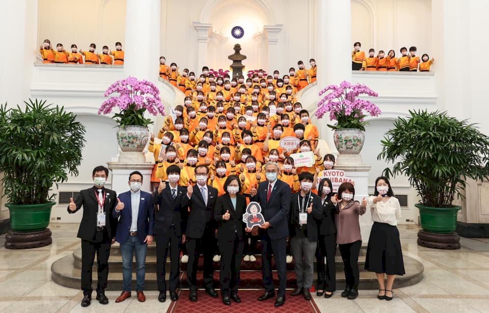 「橘色惡魔」參觀總統府&nbsp; 巧遇神祕嘉賓