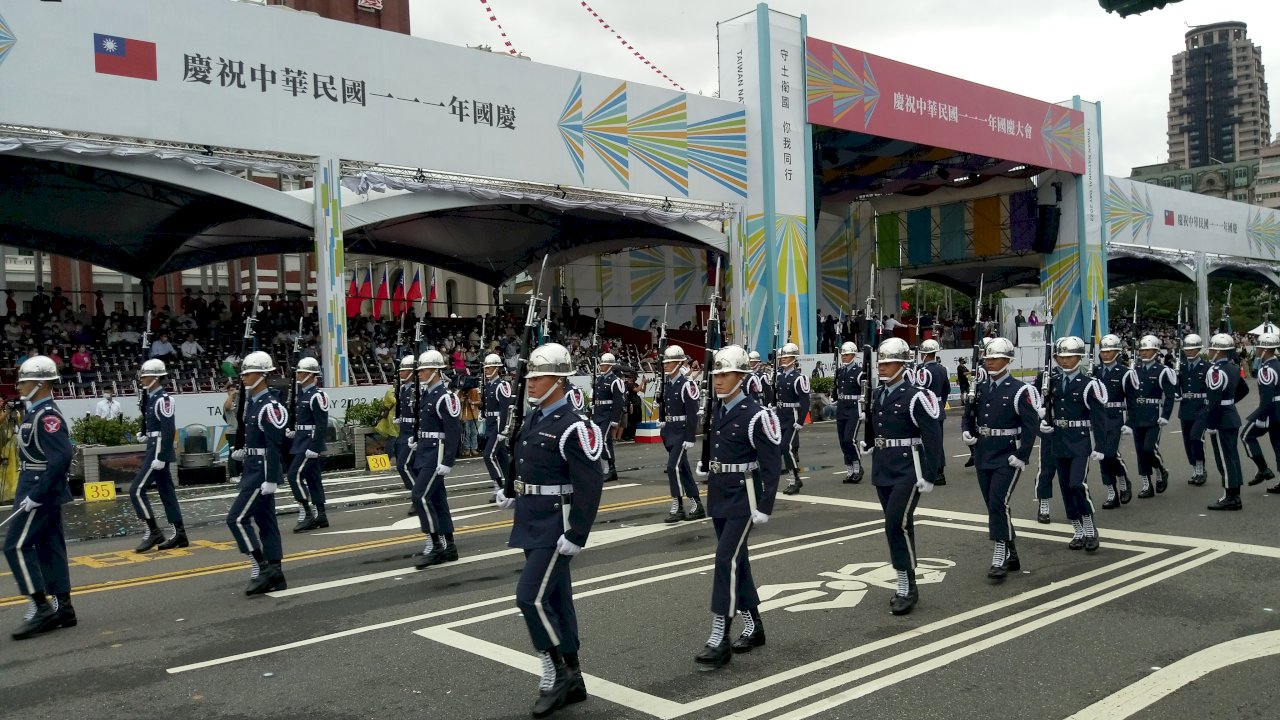 國慶預演大雨瞬停 三軍儀隊與「橘色惡魔」吸睛 (影音)