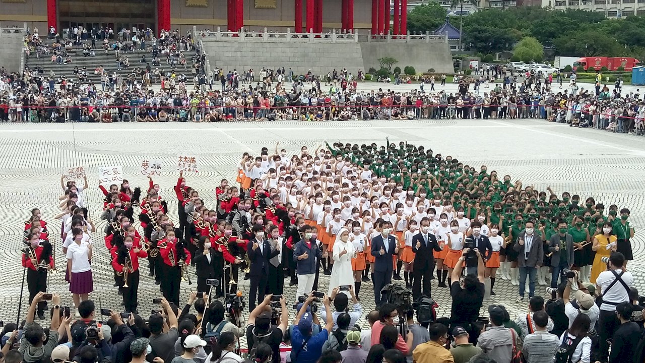 台日高校國慶表演交流 上萬人嗨翻自由廣場