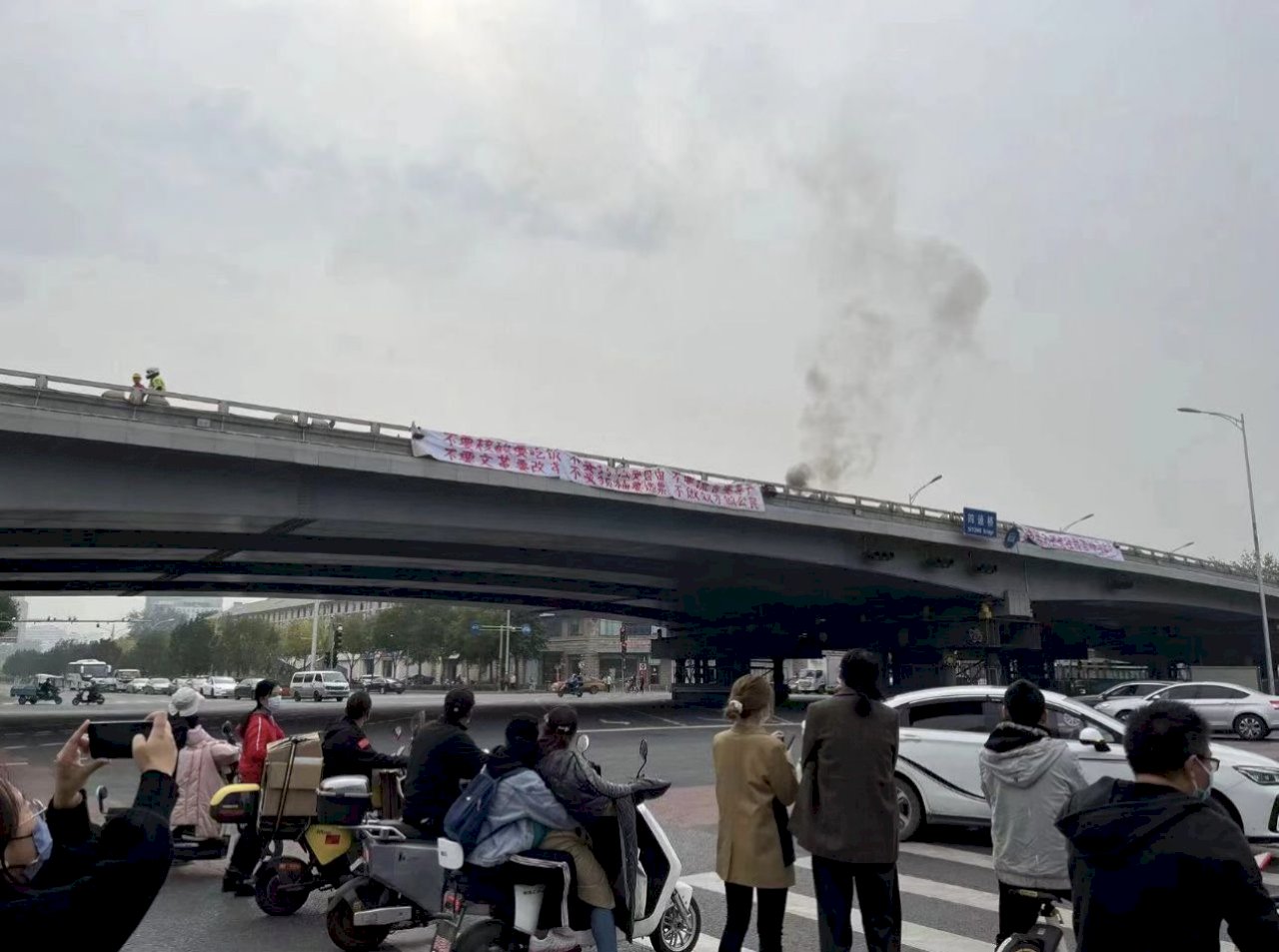 中共二十大／敏感時刻北京街頭現抗議布條 喊罷免國賊習近平