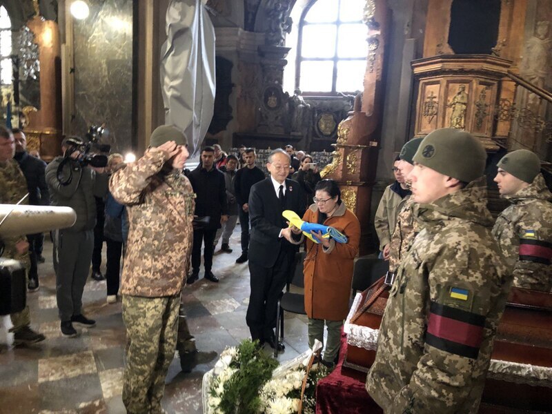 烏軍方為曾聖光辦告別式 &nbsp;數百民眾寒風夾道送行