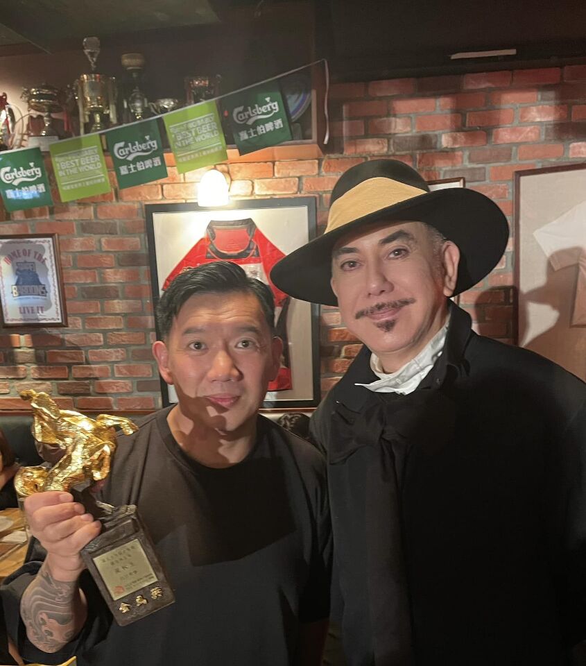 金馬獎座重得像啞鈴！杜汶澤恭喜黃秋生