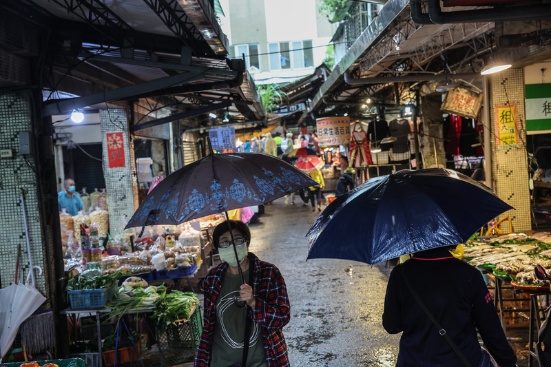 各地都有降雨機會基隆新北大雨特報 南北溫差大