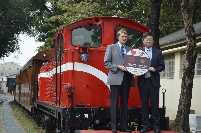 鐵道外交！阿里山林鐵機關車掛國旗 英國威爾斯上路
