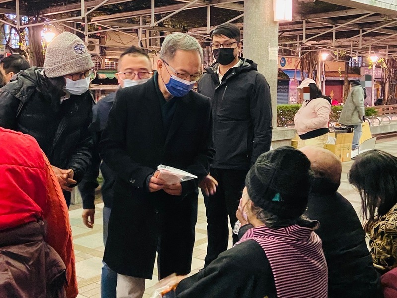 寒流來襲薛瑞元夜訪街友送暖 民眾可撥3專線助人