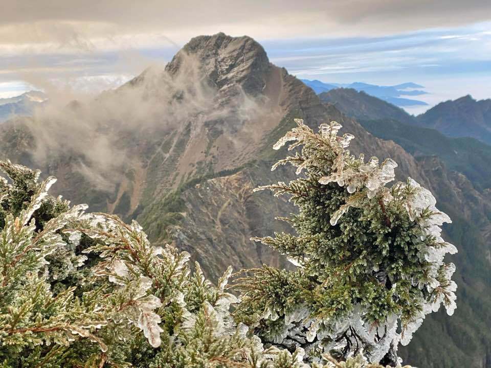 雨水落至地面結冰 鄭明典分享玉山「凍雨｣
