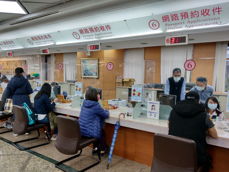 護照申辦量激增 領務局：製發工作天數延至6天