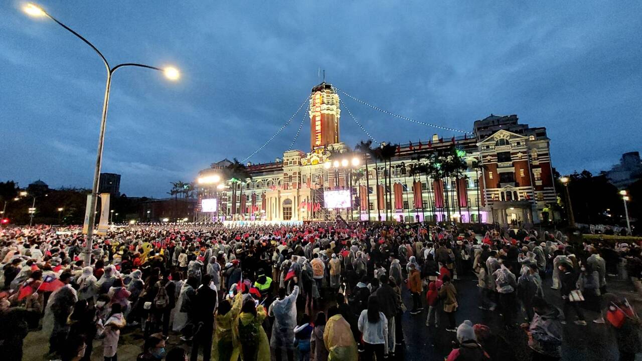 總統府元旦升旗 民眾冒雨共迎民國112年