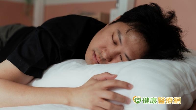 睡起來脖子痛、背也痛！美專家教你４招甩開疼痛