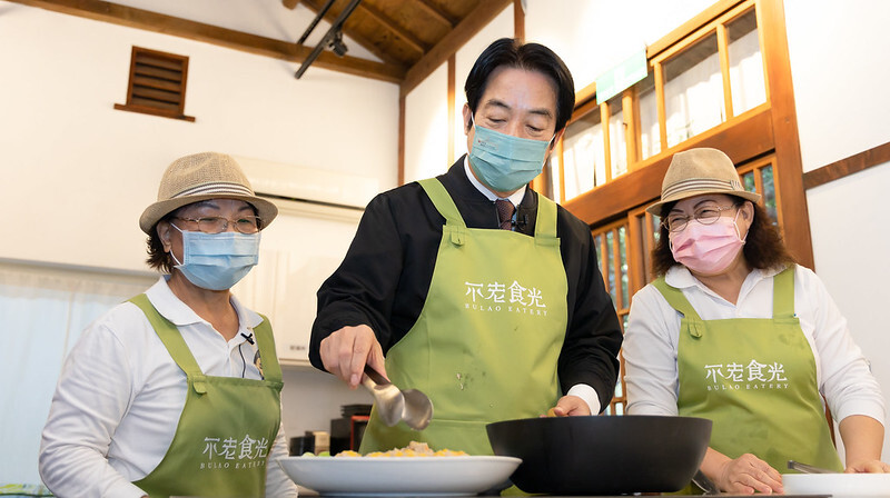 賴清德下廚陪獨居長輩圍爐 籲幫助弱勢民眾