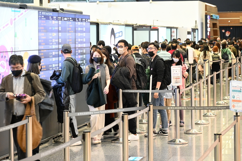 春節將近桃機旅客出境大排長龍 5小時逾7千人