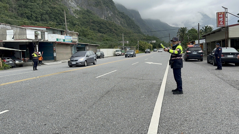 蘇花路廊北返車潮湧現  崇德管制站管制放行