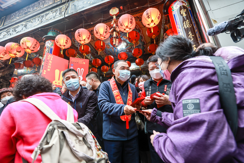 板橋慈惠宮上香未巧遇郭董 侯友宜：行程早已排定