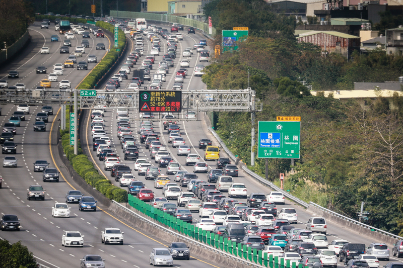初一走春湧車潮  國道部分路段紫爆