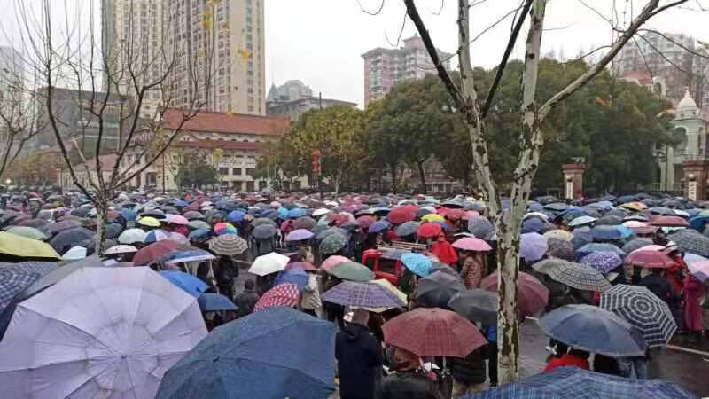 拿老人開刀？武漢調降醫保補貼 上萬退休人員上街抗議