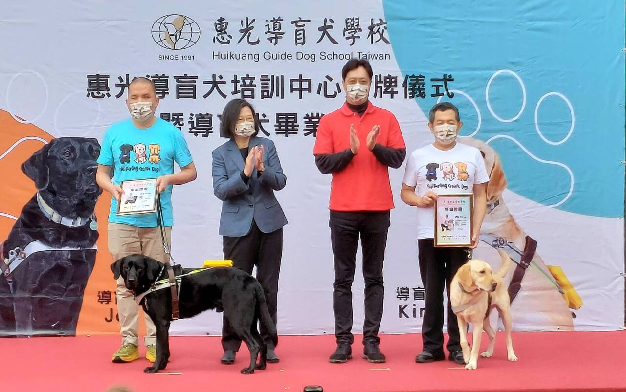 總統帶3隻退役導盲犬回娘家 盼為視障者及導盲犬打造更友善環境  (影音)