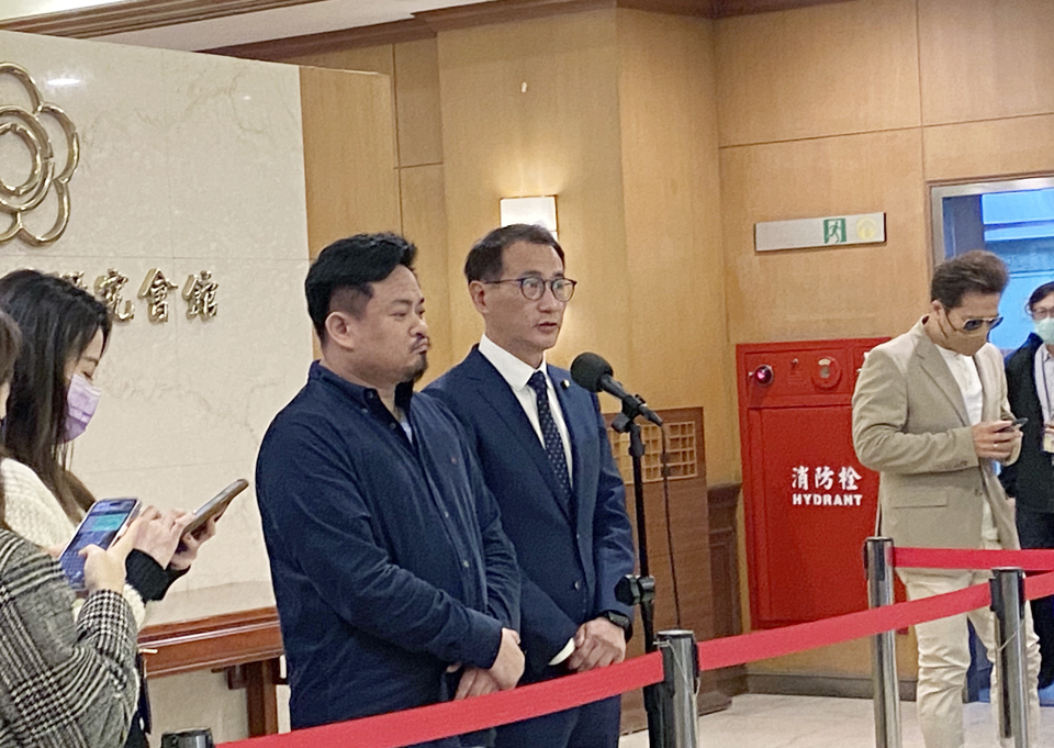 綠委支持學倫切結 勇敢接受選民檢驗