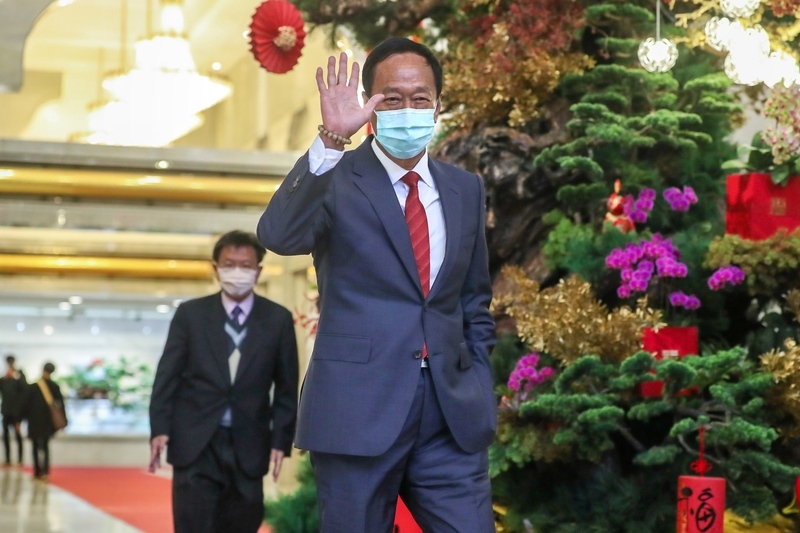 戴中華民國與美國旗帽 郭台銘昨晚啟程赴美