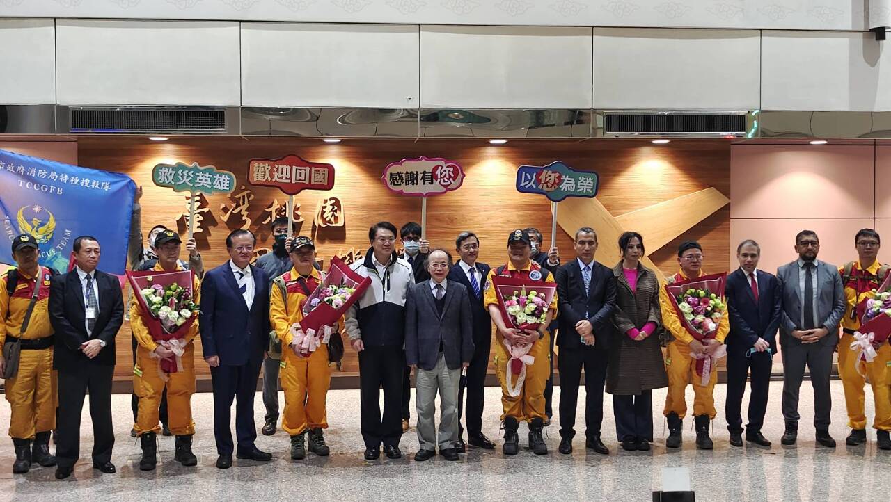 台灣英雄歸國！ 台土官員齊聚獻花接機