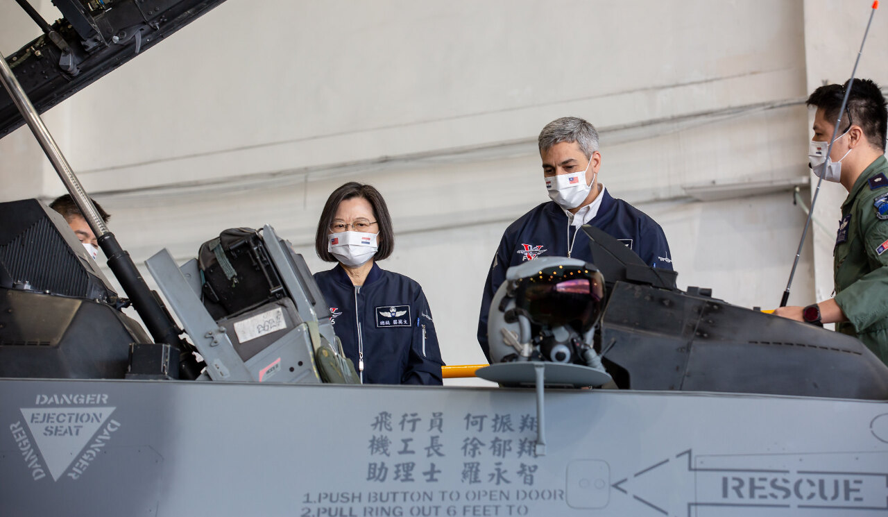 總統偕阿布鐸視察花蓮空軍基地 邀友邦參加遠朋國建班