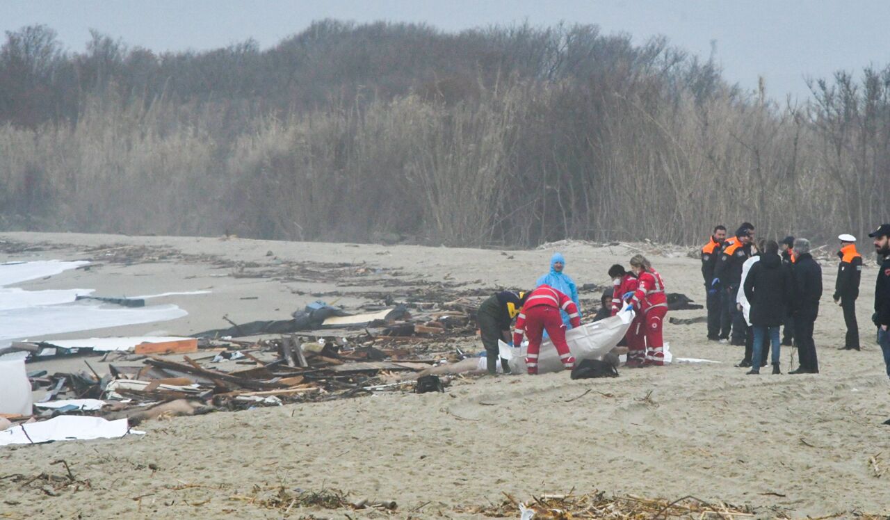 超載移民船隻義大利南部外海沉沒 釀至少43死