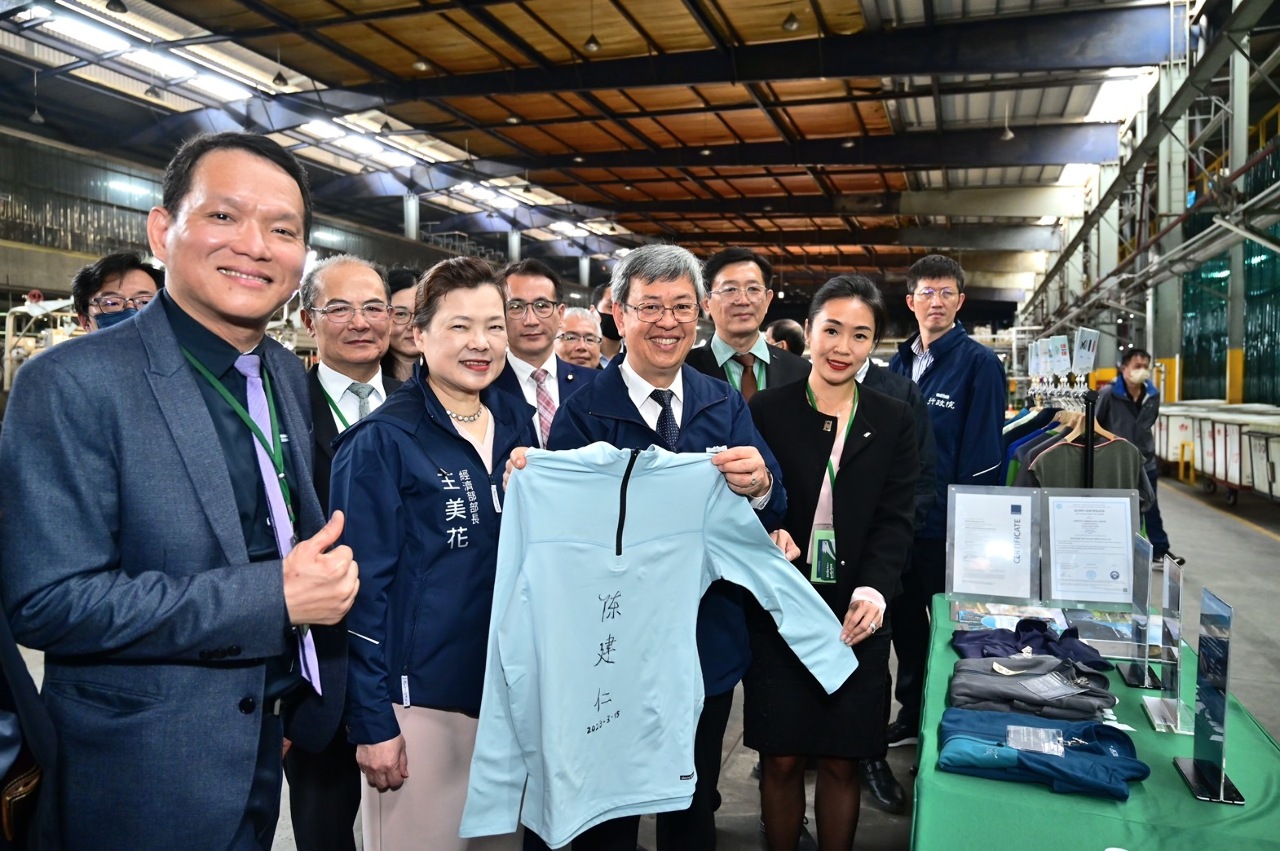 參訪紡織廠商 陳建仁：力推傳產升級轉型