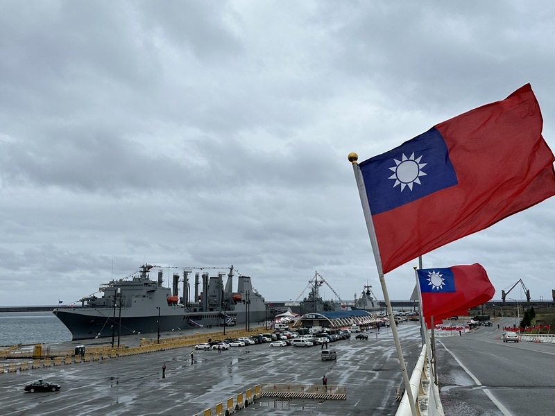 一睹為快 敦睦艦隊泊花蓮港民眾雨中大排長龍