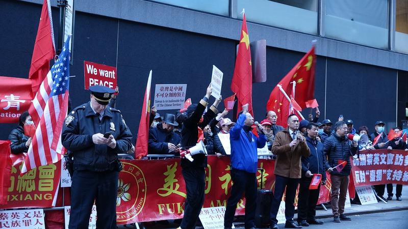蔡總統出訪／中國人士場外抗議 張惇涵：在民主國家才能如此