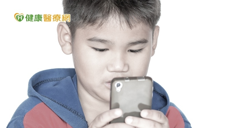 沉迷社群媒體恐改變大腦！醫：13歲加入社群媒體太早