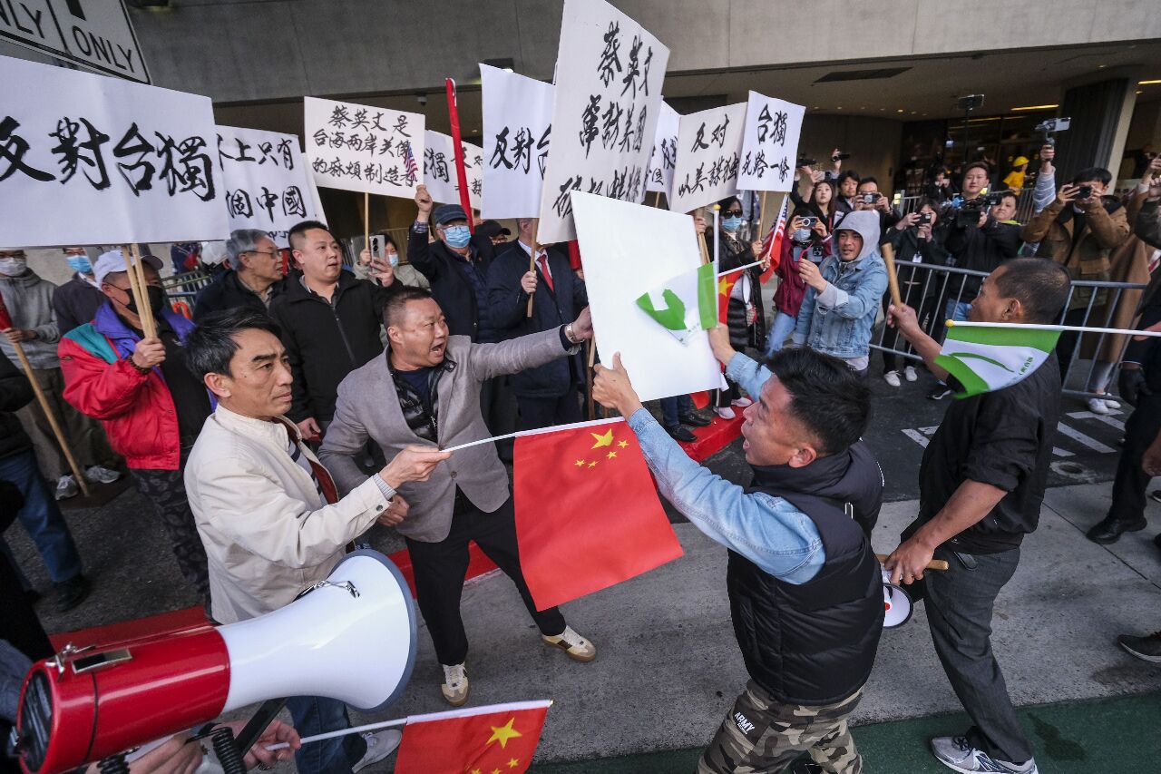 蔡麥會／支持者與反對者對峙&nbsp; 一度暴力衝突