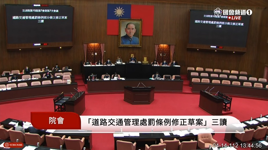 道交條例三讀 恢復違停檢舉 不禮讓行人罰6000
