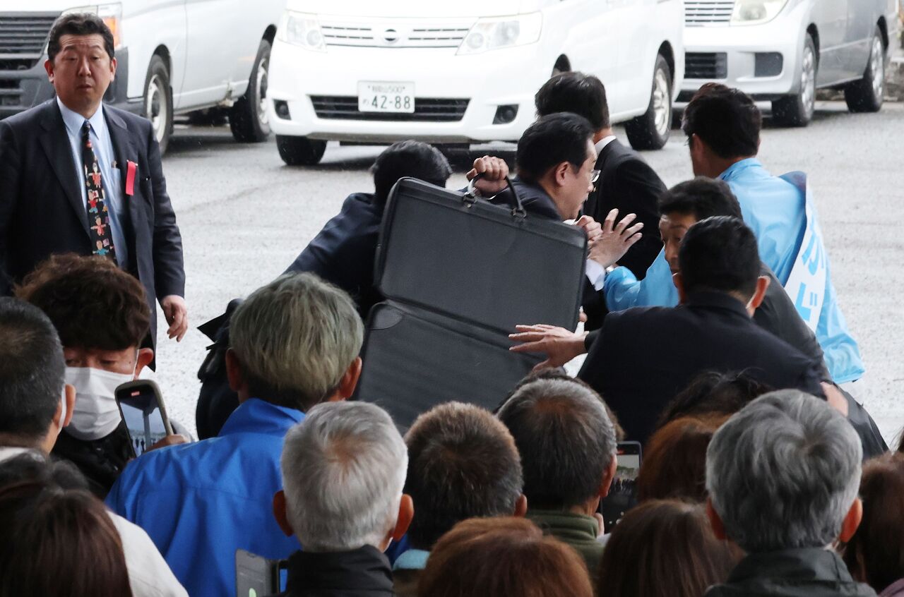 岸田被疑似扔擲煙霧彈 隨扈急護駕媒體全都錄