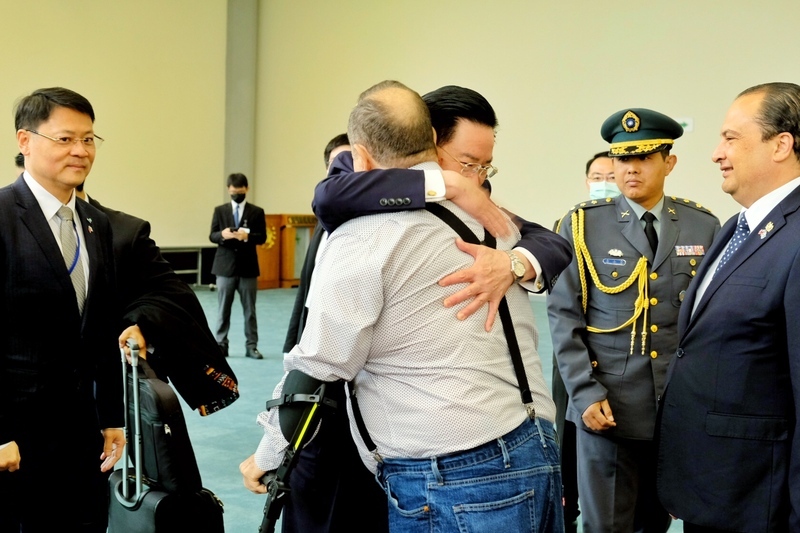 瓜國總統賈麥岱結束訪台行程 吳釗燮送機