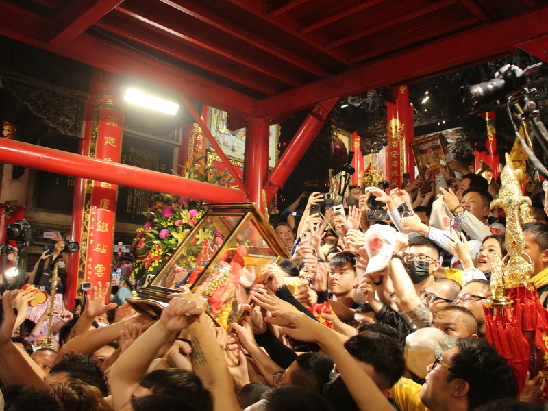 大甲媽祖回鑾安座 信眾擠滿鎮瀾宮週邊迎接