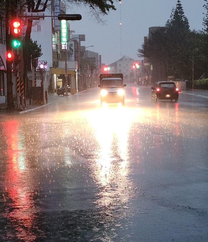 大白天宛如黑夜 澎湖大雷雨行車要開燈