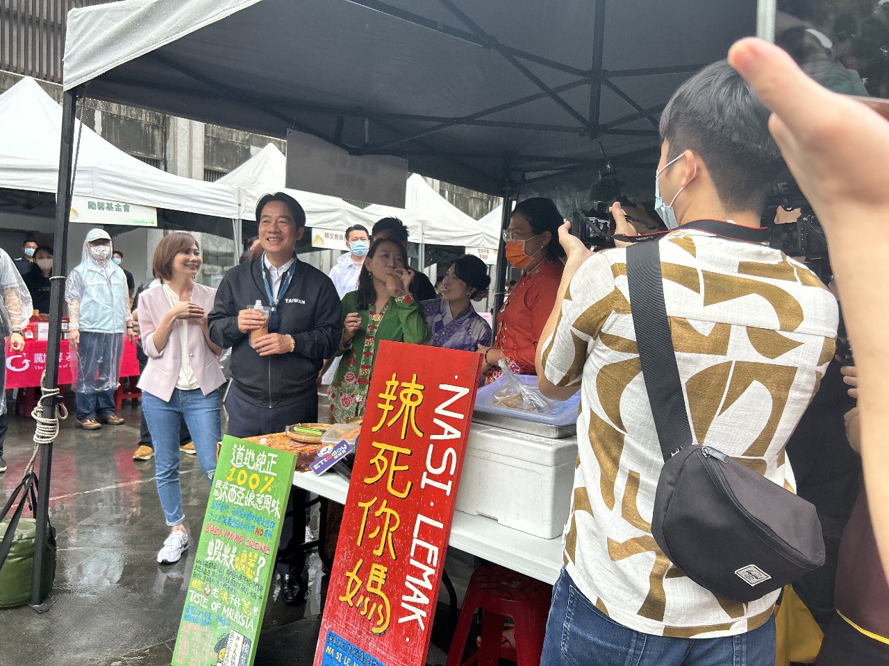 賴清德逛園遊會自爆喝全糖珍奶 談解決三明治世代問題