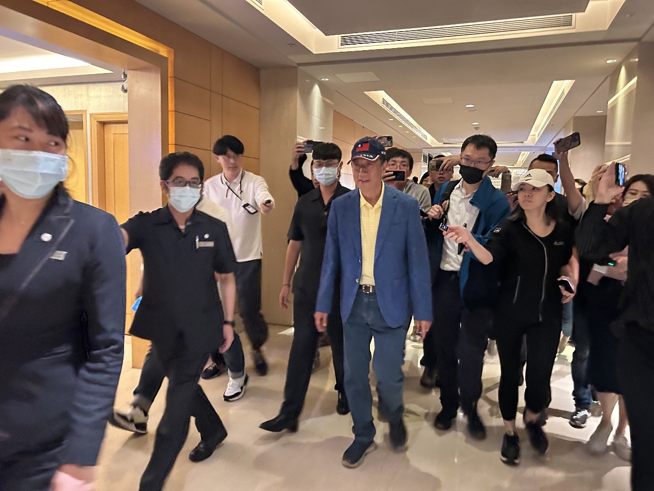 宣明智作東邀藍委餐敘 郭台銘現身與會
