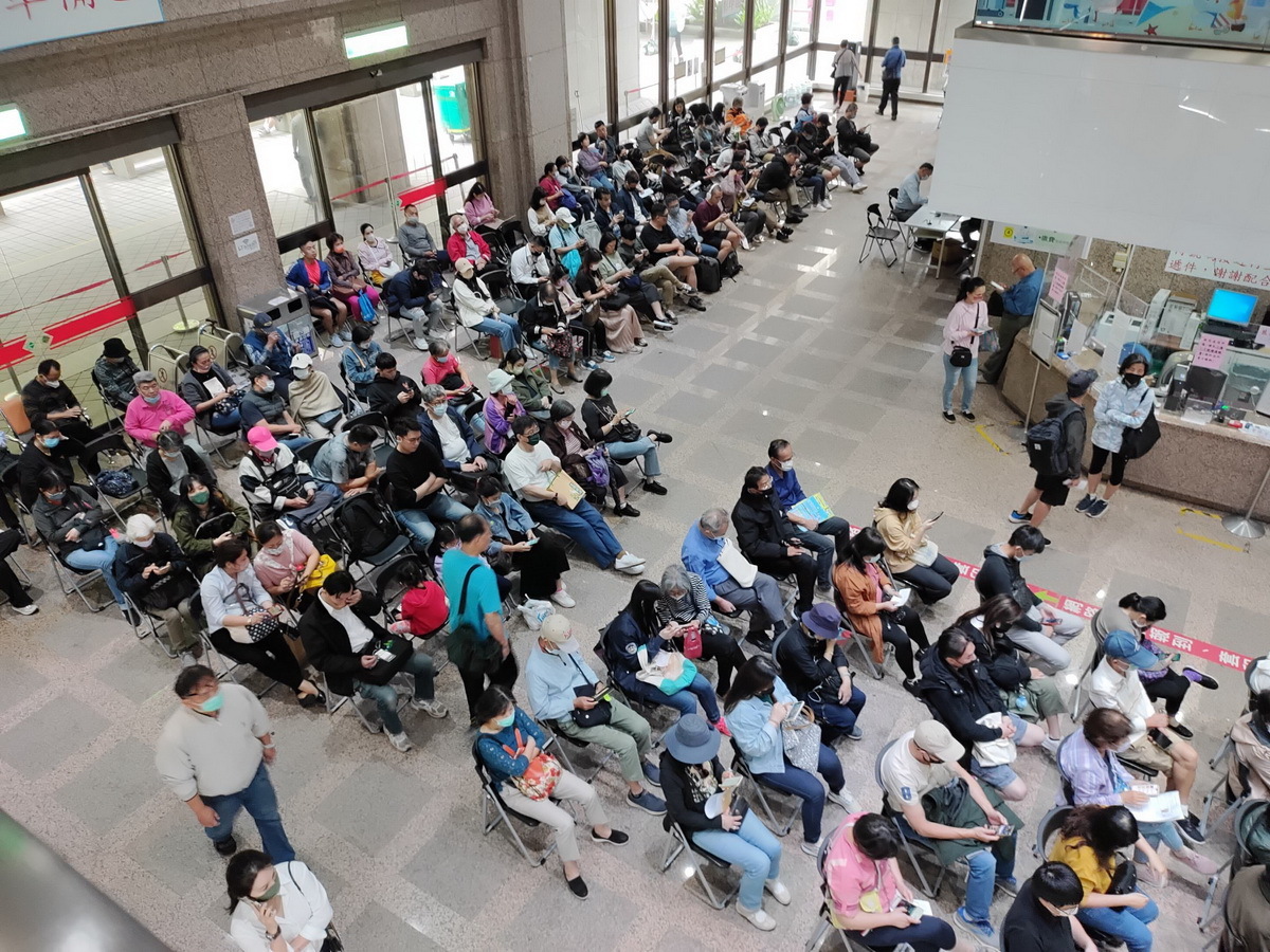 臨櫃申換護照排隊久候 領務局擬增休息空間