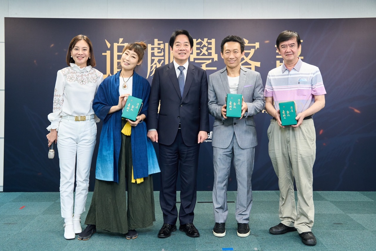 民進黨找「茶金」老師學客語 賴清德與郭子乾相見歡